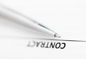 contrat et pointe de stylo en argent photo