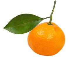 mandarine abkhaze mûre fraîche avec feuille isolée photo
