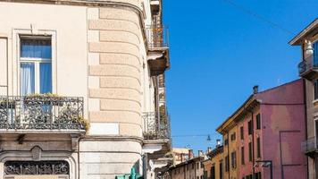 maisons d'appartements sur rue dans la ville de vérone photo