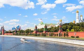 Kremlin de Moscou et remblai le long de la rivière Moskva photo