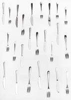 ensemble vertical de couteaux et fourchettes de table sur blanc photo