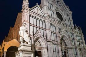 statue de dante et basilique santa croce dans la nuit photo