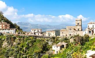 maisons et église dans le village de montagne savoca photo