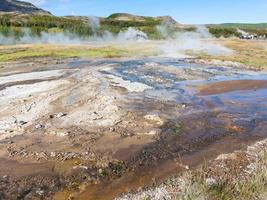 surface de la terre dans la vallée des sources chaudes de haukadalur photo