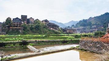 rizières en terrasses et maisons du village de chengyang photo