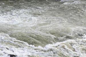 surface de la rivière olfusa dans la cascade de gullfoss photo