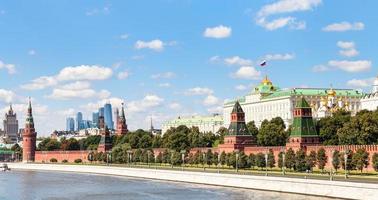 vue panoramique sur la rivière moskva, le kremlin, la ville de moscou photo