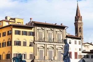 sculptures et maisons sur la piazza della signoria photo