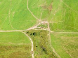 Voir ci-dessus des routes de campagne dans les champs verts d'hiver photo