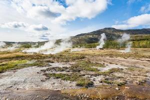 vue sur la vallée du geyser de haukadalur en automne photo