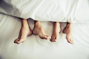 couple pieds nus sous une couverture photo