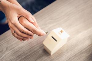 Les mains des couples déposant une pièce en banque photo