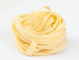 Nid de fettuccine de pâtes italiennes isolé sur fond blanc photo