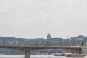 vue panoramique sur le pont margit récemment rénové à budapest. photo