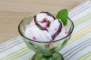 glace au chocolat et feuilles de menthe photo