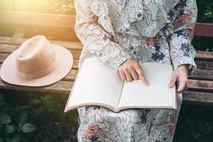 femme, pointage, à, livre blanc, à, parc photo