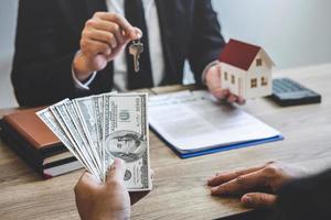 agent immobilier échange la clé de la maison pour le paiement
