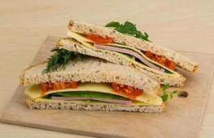 Club sandwich sur planche de bois et fond de bois photo