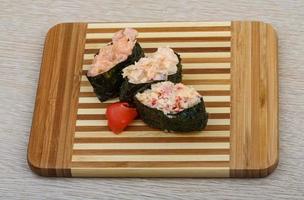 sushi gunkan sur planche de bois et fond en bois photo