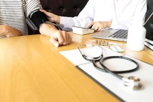 professionnel de la santé prenant une mesure de la tension artérielle photo