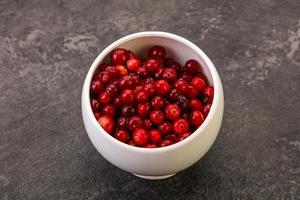 canneberge sucrée et savoureuse dans le bol photo