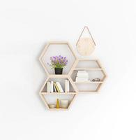 Étagère en bois hexagonale sur mur blanc photo