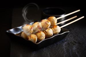 Boulettes de viande de porc rôti sur fond sombre photo