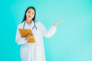 femme médecin asiatique avec presse-papiers photo