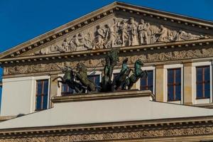 varsovie, pologne - opéra national et bâtiment du théâtre national photo