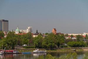 vieille ville au bord de la vistule paysage pittoresque de la ville de varsovie, pologne photo