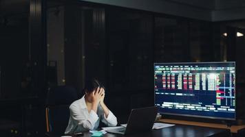 femme d'affaires travaillant tard dans la nuit. photo