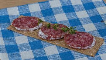 pain croustillant au salami photo