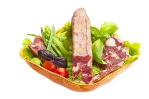 salami mûr avec salade, basilic, oignon et tomate photo