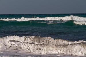 vagues de la mer sur la mer méditerranée photo