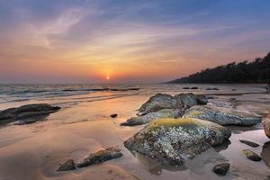 plage tropicale au coucher du soleil photo