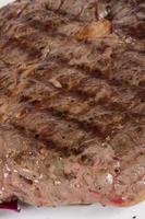 steak de boeuf grillé isolé sur fond blanc photo