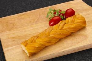 Fromage pigtail traditionnel caucasien servi tomates photo