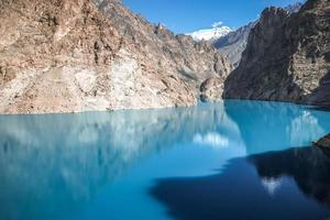 Lac Attabad dans la chaîne de montagnes du Karakoram, au Pakistan