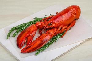 Homard sur planche de bois et fond de bois photo