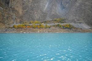 eau turquoise du lac attabad photo