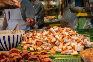 Porc croustillant haché sur des feuilles de bananier à vendre photo