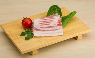 bacon sur planche de bois et fond en bois photo