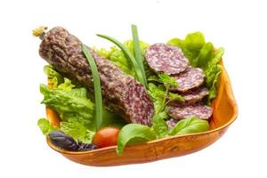 salami mûr avec salade, basilic, oignon et tomate photo