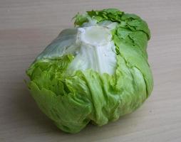 Salade d'iceberg sur fond de bois photo