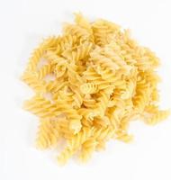 une portion de pâtes tire-bouchon rotini isolées sur blanc. photo