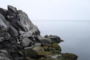 roche volcanique sur la côte de keflavik, islande photo