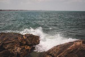 vagues se brisant sur les rochers photo