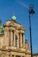 varsovie, pologne - église des carmélites dans la célèbre rue krakowskie przedmiescie. architecture néoclassique. photo