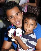 los angeles, 16 septembre - corbin bleu aux étoiles 4 sourires, célébrités visitant des enfants à l'hôpital du centre médical harbour-ucla le 16 septembre 2014 à torrance, ca photo