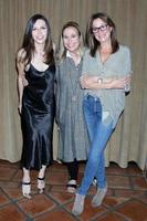 los angeles jun 17 - finola hughes, genie francis et nancy lee grahn au heather tom accueillent le rassemblement annuel des nominés de la meilleure actrice pour les emmy de jour au chevy chase country club le 17 juin 2021 à glendale, ca photo